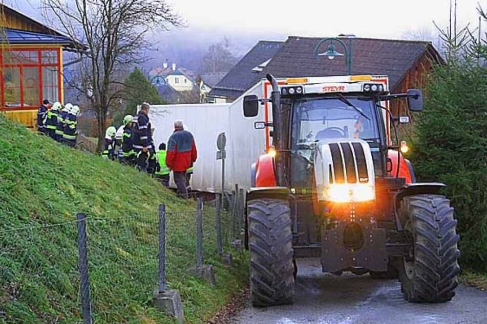 Die Feuerwehr war mit einem Traktor vor Ort.