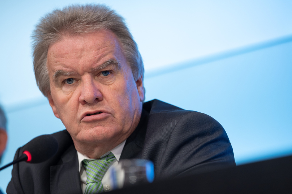 Franz Untersteller (Bündnis 90/Die Grünen), Minister für Umwelt, Klima und Energiewirtschaft von Baden-Württemberg, spricht während der Regierungspressekonferenz.