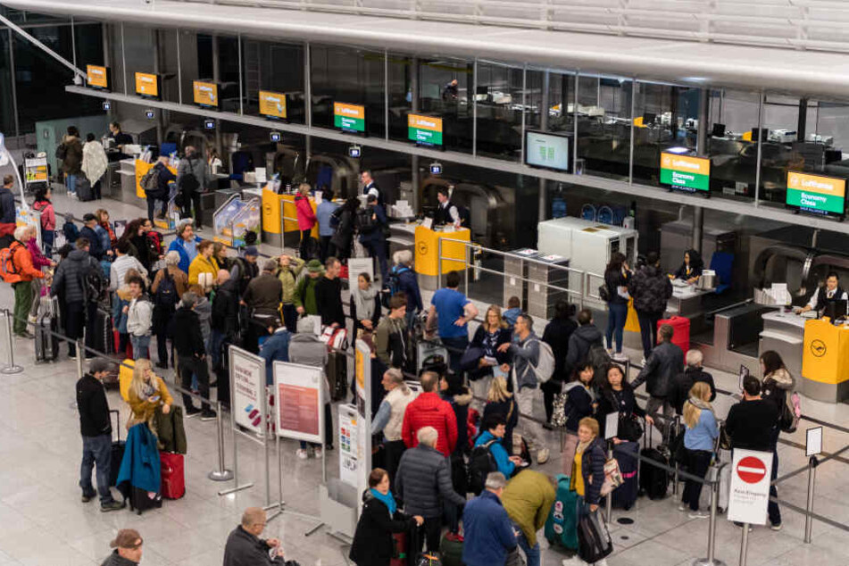 Reisende müssen in den Weihnachtsferien am Flughafen mit längeren Wartezeiten rechnen. (Archivbild)