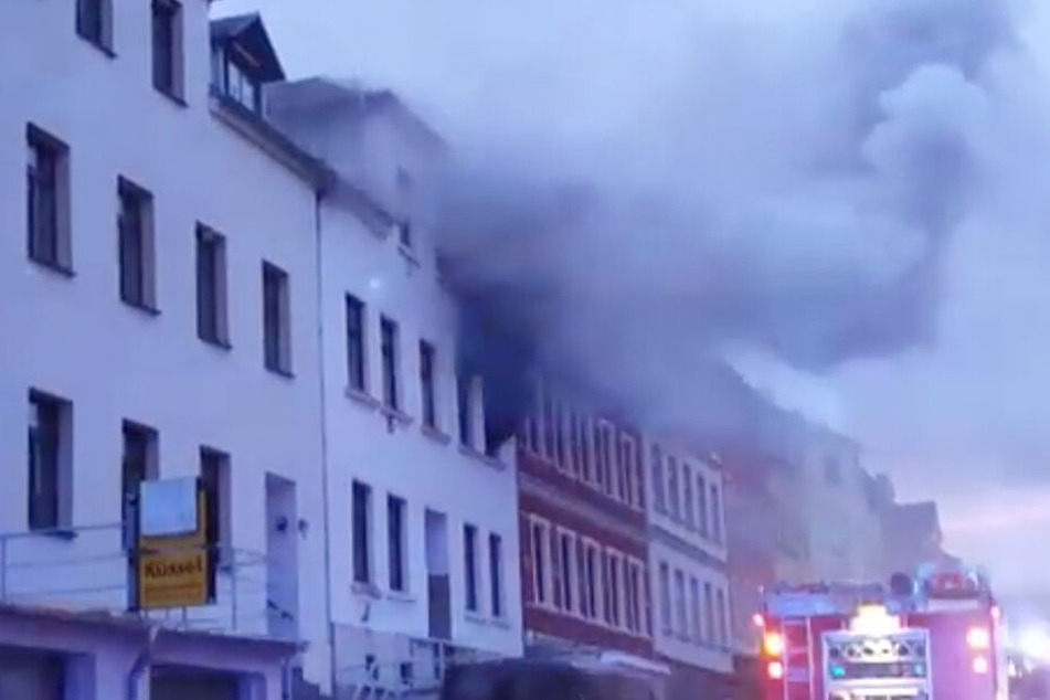 Mieter in Gefahr! Hier quellen dunkle Rauchschwaden aus einer Wohnung | TAG24