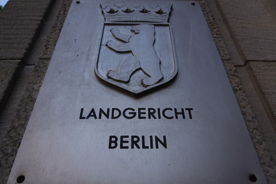 Der Eingang des Landgerichts Berlin mit dem Schriftzug des Gerichts und dem Berliner Wappen. (Archivbild)