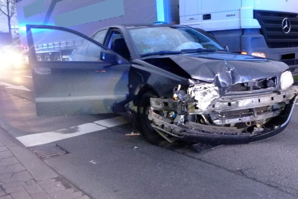 Der Volvo des Unfall-Fahrers wurde bei dem Crash total in Mitleidenschaft gezogen.