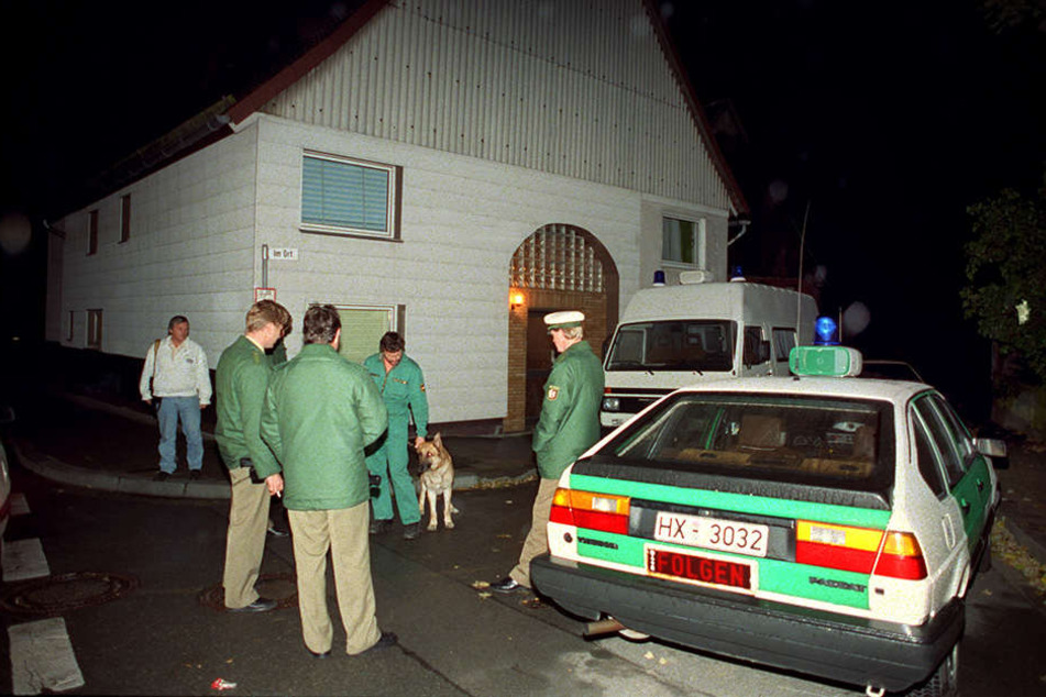 Polizisten stehen in Bredenborn im Kreis Höxter vor dem Haus, in dem zwei Brüder als mutmaßliche Mörder festgenommen wurden.