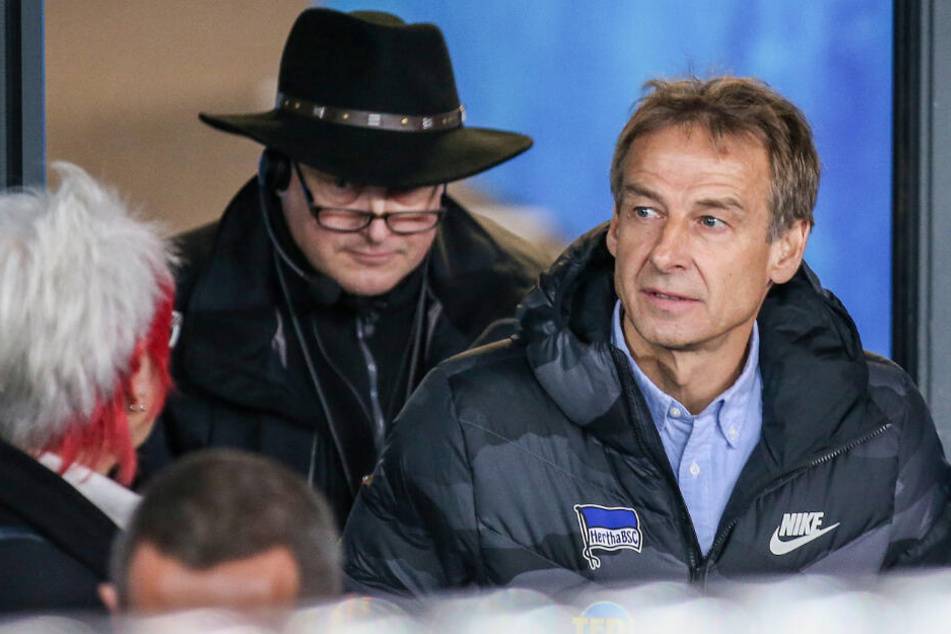 Berlins Trainer Jürgen Klinsmann (r) lobte am Samstag Kopkes Einsatz.