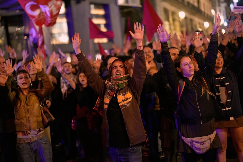 Nach dem Tod von Maricarmen Abascal versammelten sich Demonstranten vor dem Parlament in Madrid.