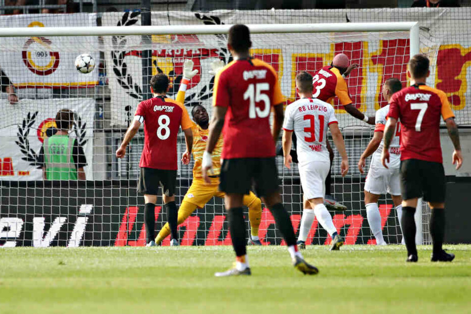 Ryan Babel (3.v.r.) köpfte Galatasaray Istanbul in der 28. Minute mit 1:0 in Führung.