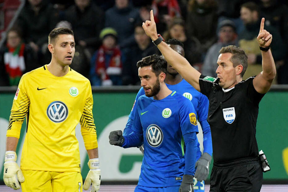 Gibt es diese Bilder ab der kommenden Saison auch in der 2. Bundesliga? Hier zeigt der Schiri, in diesem Fall Tobias Stieler (r.), an, dass er auf den Videobeweis zurückgreifen wird.