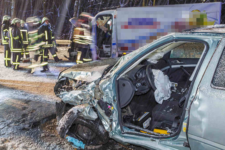 Der Skoda-Fahrer wurde in seinem Auto eingeklemmt und musste von der Feuerwehr befreit werden.