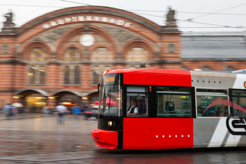 Eine Straßenbahn fährt vor dem Bremer Hauptbahnhof entlang (Archivbild).