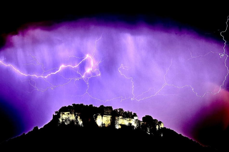 Blitz-Spektakel über der Festung Königstein.