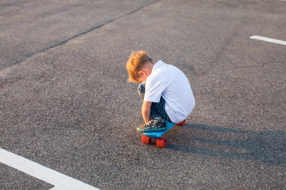 Ein Vierjähriger wurde auf seinem Skateboard von einem Auto erfasst (Symbolbild).