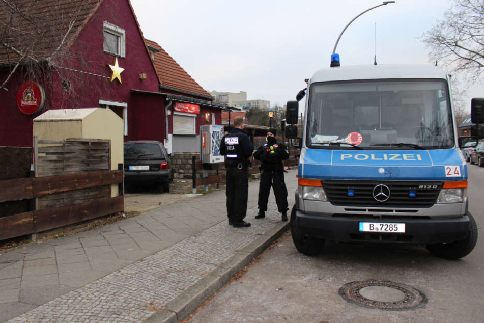 Ein Polizeiwagen steht vor einem durchsuchten Objekt in Berlin Spandau.