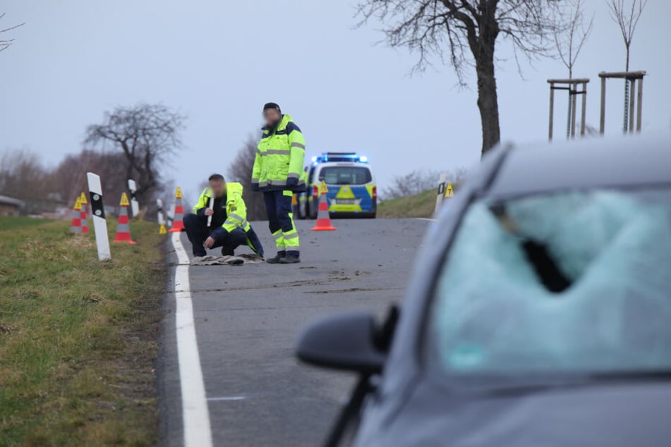 Polizisten stellen Ermittlungen zur Unfallursache an.