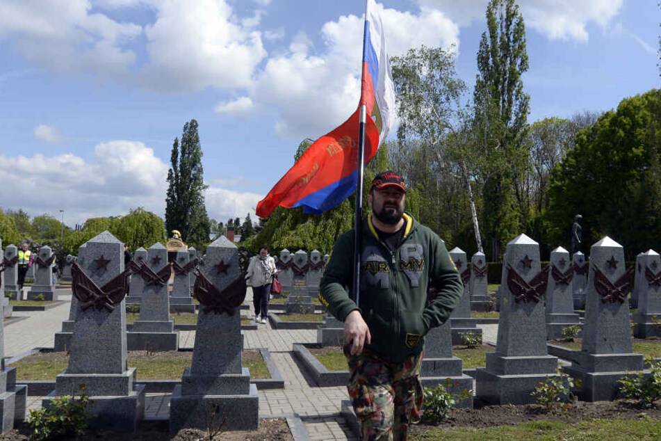 Die "Nachtwölfe" gedachten auf einem Prager Friedhof den Gefallenen der Roten Armee.
