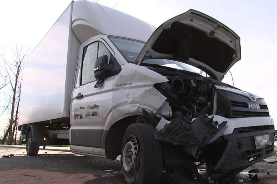Der weiße Transporter wurde bei dem Unfall an der Front beschädigt.