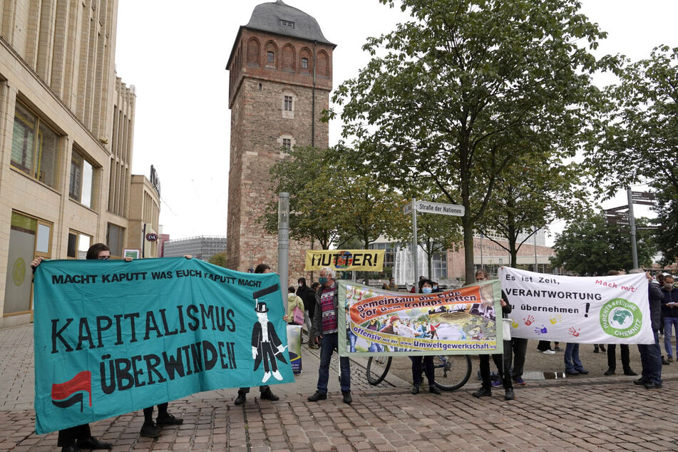 Die Klimaaktivisten haben sich am Freitagnachmittag am Roten Turm getroffen.