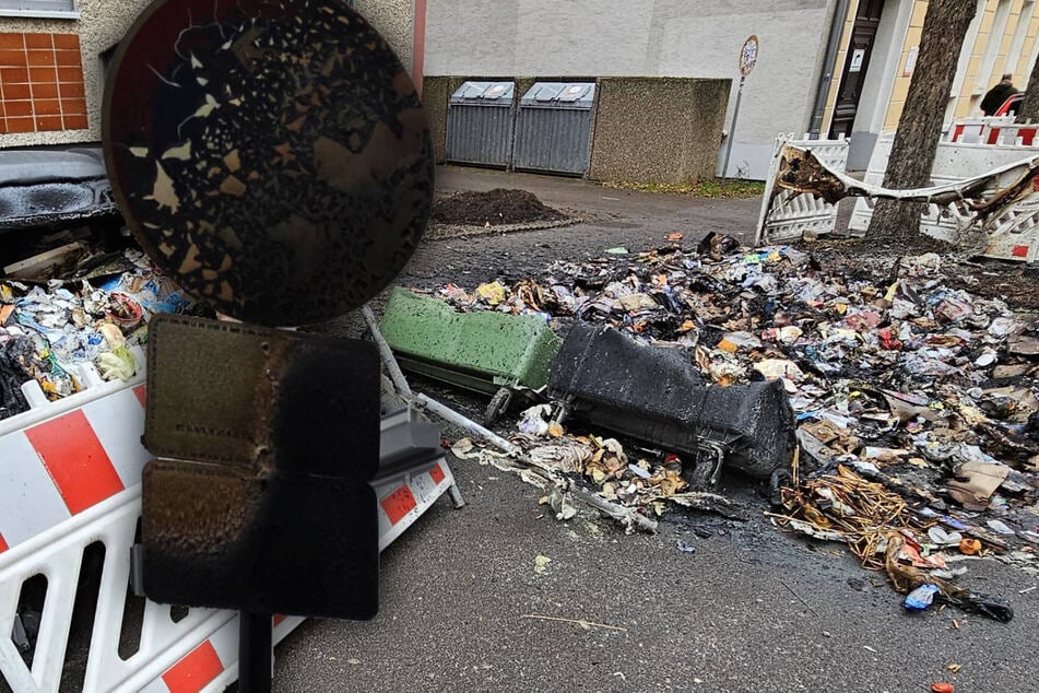 Leipzig: Zerstörungswut im Leipziger Osten: Mülltonnen, Absperrungen und Schild abgefackelt