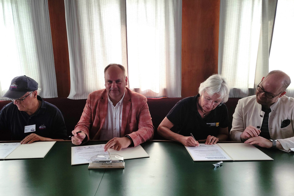 Bringen mit ihrer Unterschrift wieder frischen Wind in eingenickte Partnerschaft: Hans-Jürgen Mathy (v.l.n.r.), Dirk Hilbert, die Leiterin des Schifffahrtsmuseums, Kathrin Möller, sowie IGA Park-Chef Oliver Fudickar.