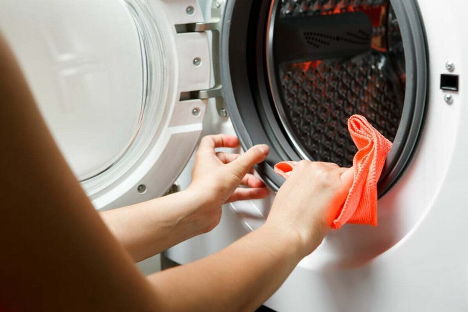 Beim Reinigen der Waschmaschine sollte man alle erreichbaren Teile gründlich säubern - z. B. auch die Manschette in der Tür.