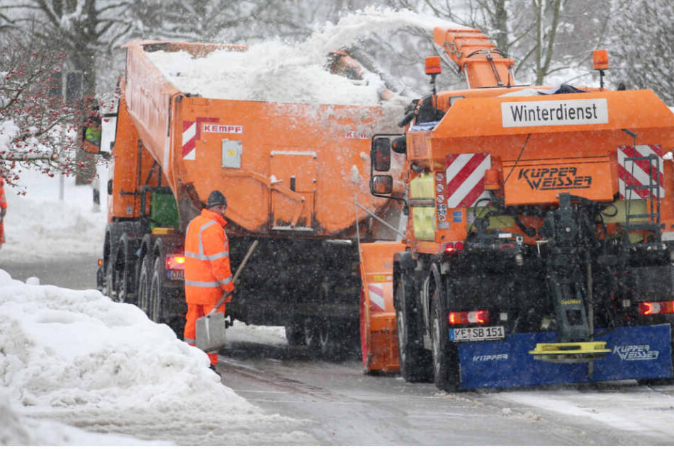 Vielerorts ist es in Bayern Schwerstarbeit, die Straßen für den Verkehr frei zu halten. (Symbolbild)