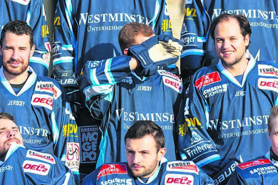 Die Spieler wurden dann beim Fotoshooting auch noch von der Sonne geblendet.