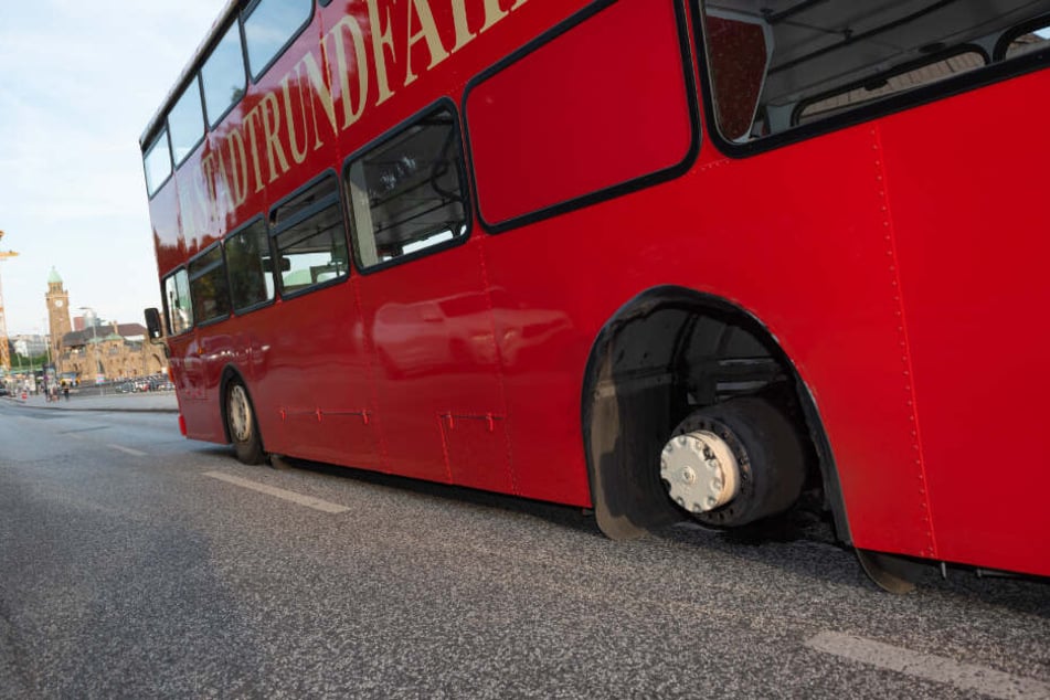 Der Sightseeing-Bus verlor während der Fahrt einen Reifen.