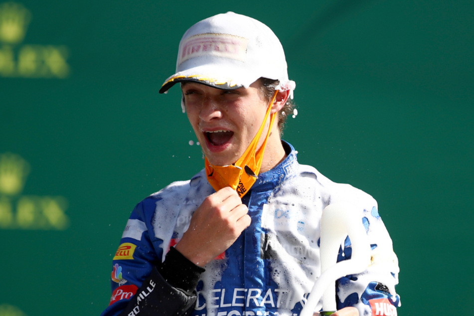 Der britische Formel-1-Fahrer Lando Norris beim Schaumbad nach einem Rennen im Sommer 2020.