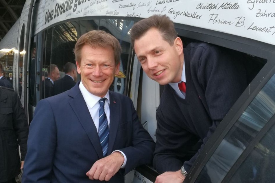 Der DB-Vorstandsvorsitzende Richard Lutz (l.) posierte neben dem Lokführer Martin Spiegelhauer, bevor es weiter nach Berlin ging.