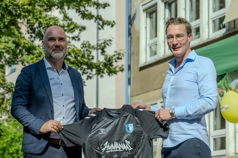 FCM-Geschäftsführer Martin Geisthardt (r.) möchte Respekt und Wertschätzung auch über den Fußball hinaus fördern.