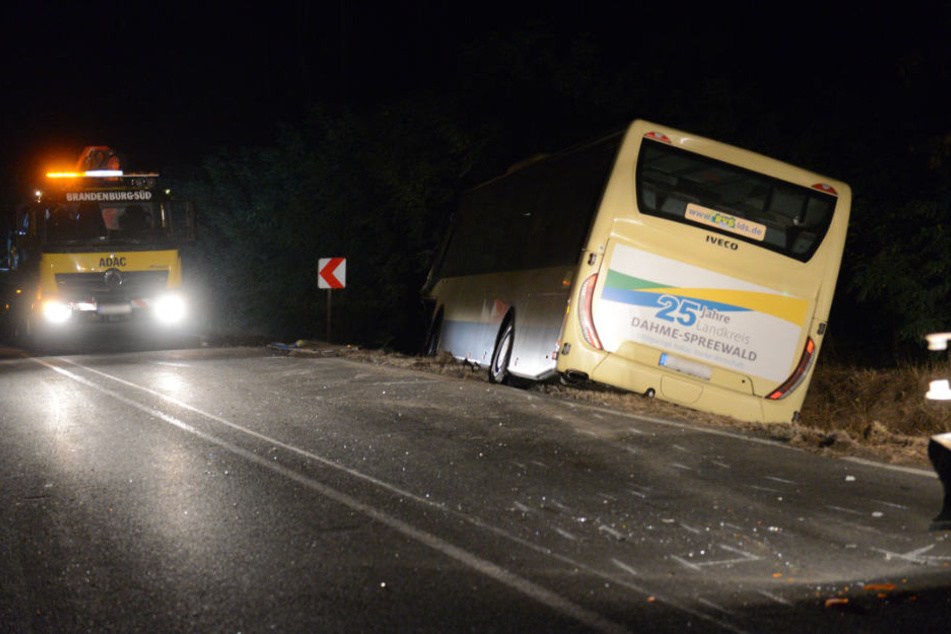 Ein Linienbus steht nach einem Unfall im Straßengraben.