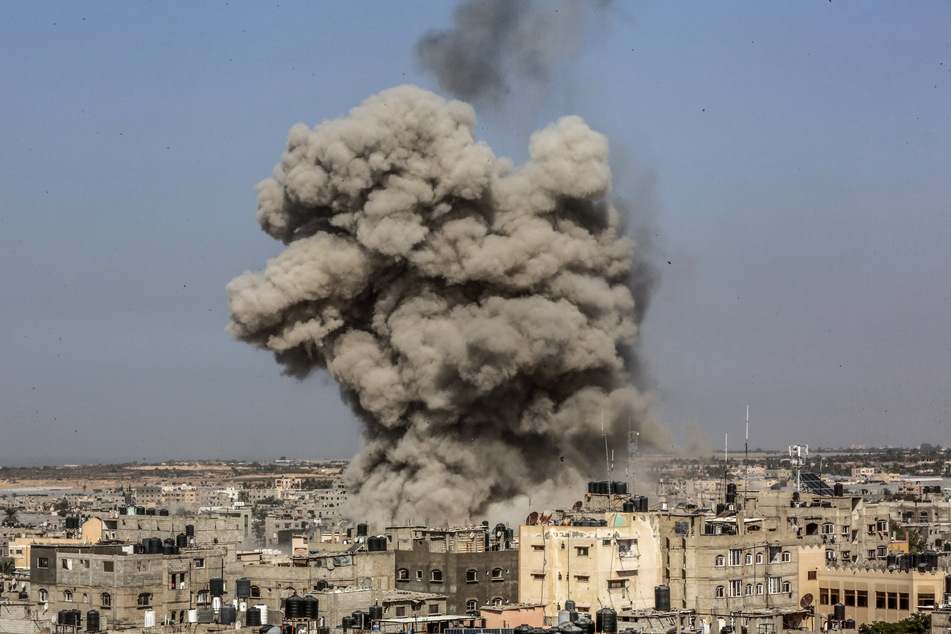 Rauch steigt nach einem israelischen Luftangriff auf.