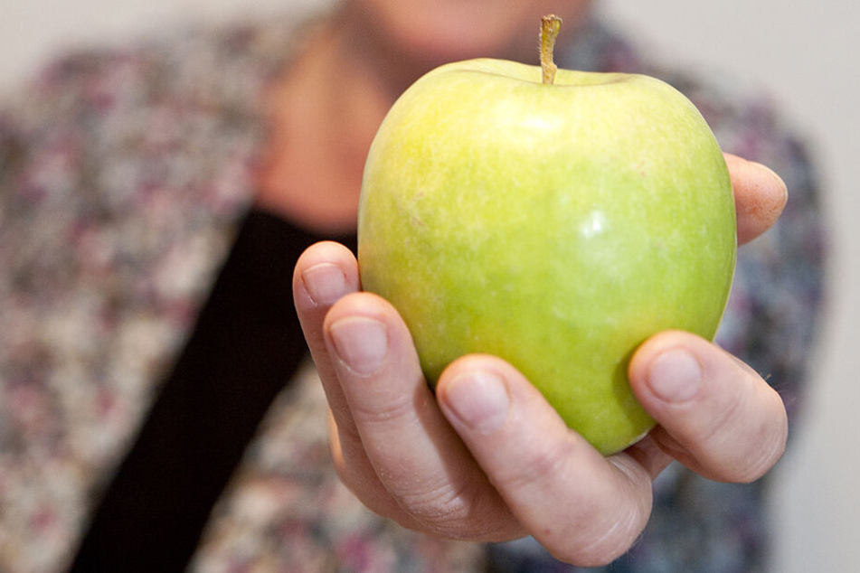 Ein Apfel enthält in etwa so viel Vitamin C, wie ein Erwachsener pro Tag braucht - zusätzliche Präparate sind daher meist überflüssig.