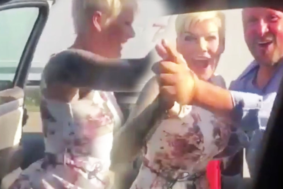Was macht sie da? Melanie Müller springt aus dem Auto und tanzt mitten auf der Straße
