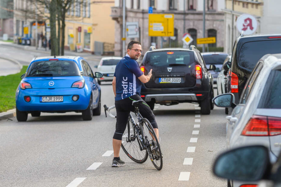 Radfahrerfalle: Zugestellte Radwege beklagt Fahrrad-Experte Thomas Lörinczy (48).
