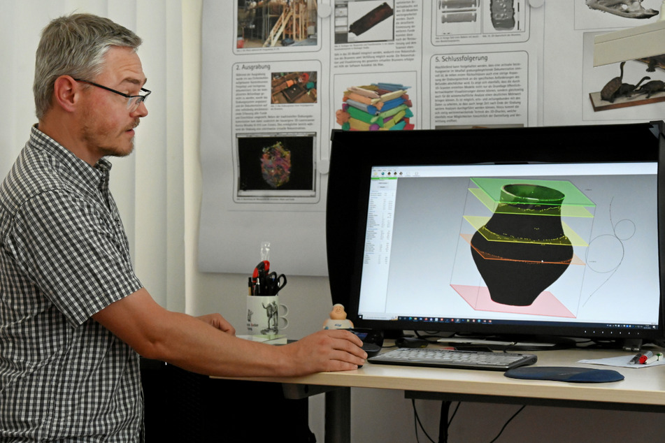 Vermessungsingenieur Thomas Reuter (43) erfasst die archivierten Fundstücke mit einem 3-D-Scanner.