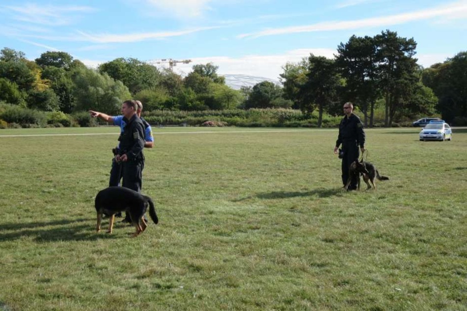Die Polizei ist mit Hunden und Gewehren angerückt.