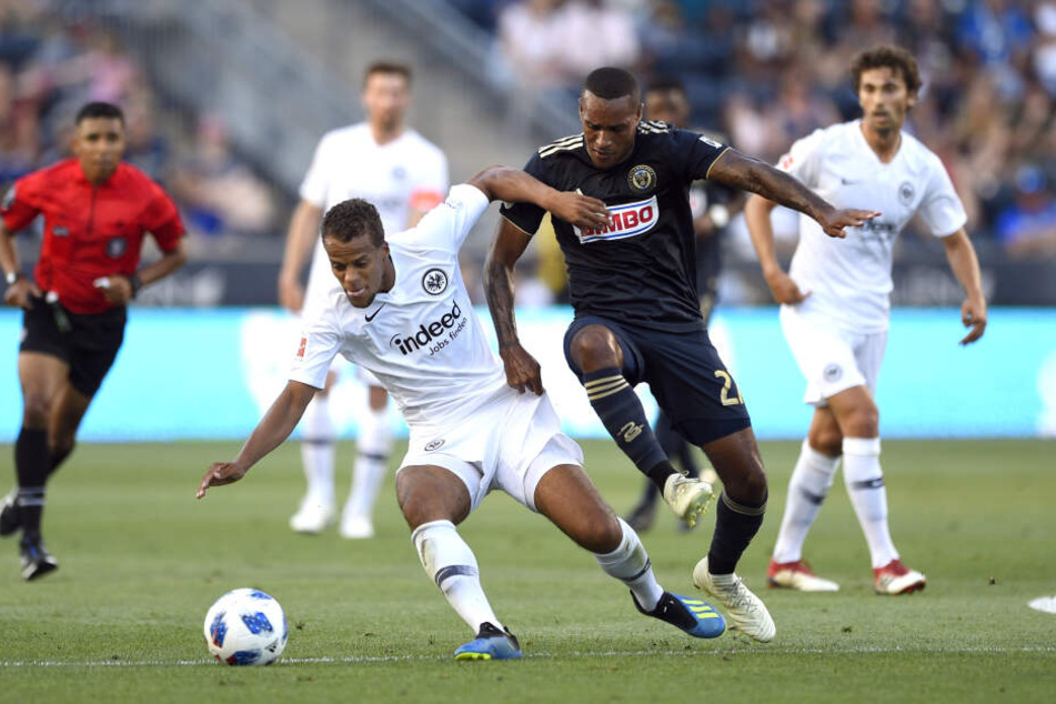 Timothy Chandler kickt in einem Testspiel gegen Philadelphia.