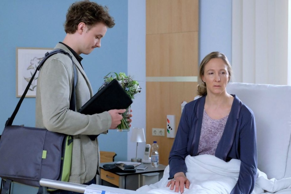Speditionschefin Sonja Lindner wird von ihrem Buchhalter mit starken Bauchschmerzen in die Sachsenklinik eingeliefert.
