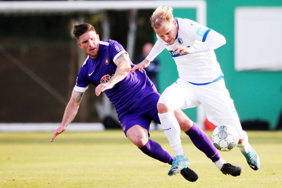 Fast der Alte: Dennis Kempe (l.) fährt im Test gegen Magdeburg dem Ex-Auer Sören Bertram in die Parade.