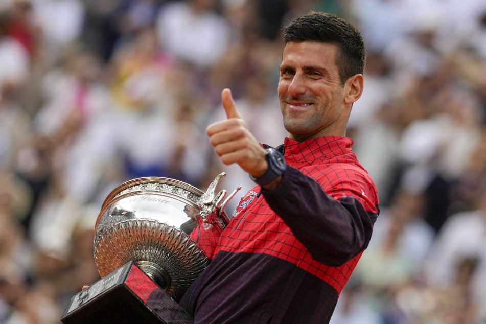 Alleiniger Rekordhalter! Novak Djokovic (36) lächelt verschmitzt vom Tennis-Thron.