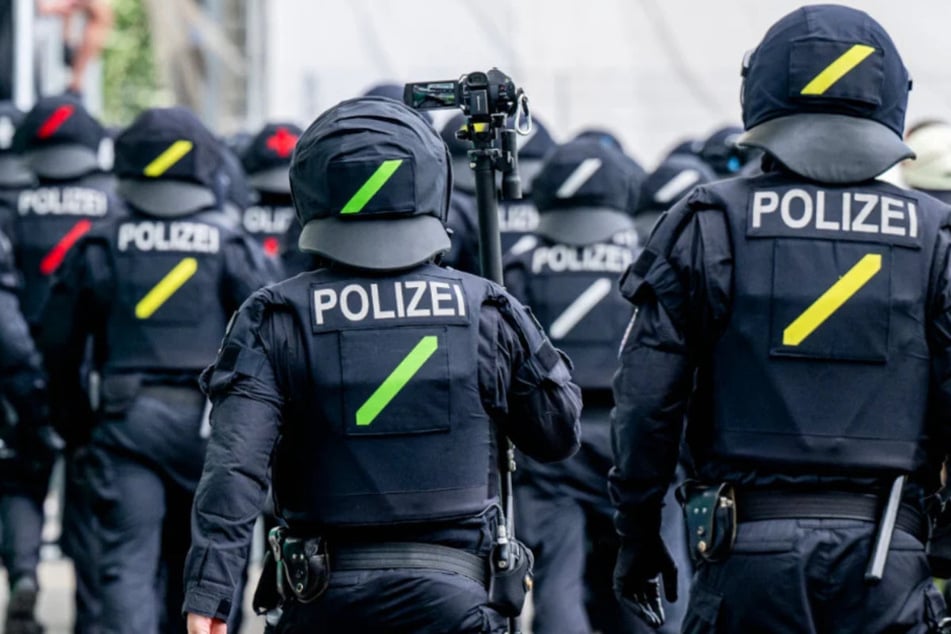 Die Bereitschaftspolizei sichert am Mittwoch das Spiel zwischen dem CFC und dem FC Erzgebirge Aue ab. (Symbolfoto)