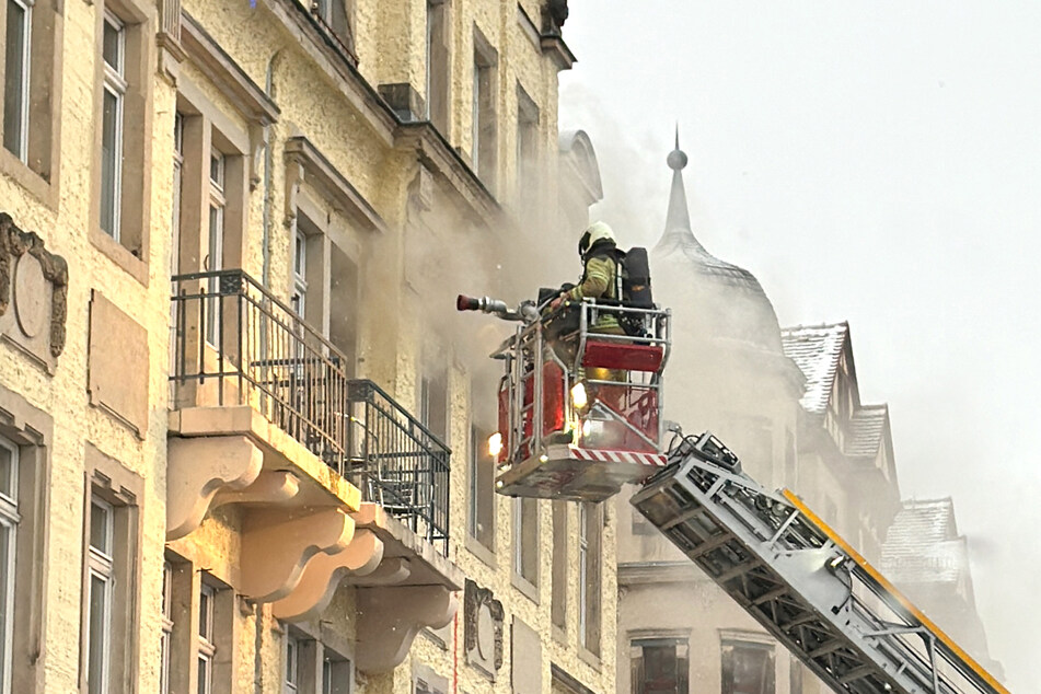 Die Feuerwehr agierte seinerzeit mit Drehleiter am Haus an der Riesaer Straße.