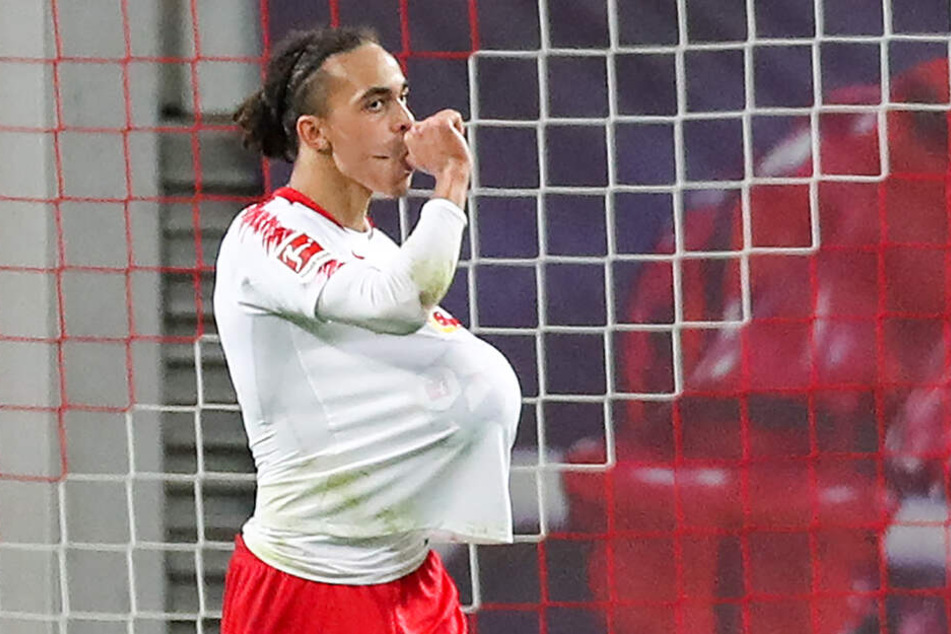 Nuckel-Jubel fürs Baby: Yussuf Poulsen traf zum 2:0, 3:0 und 4:0 und widmete den Dreierpack seiner schwangeren Freundin Maria und dem ungeborenen Nachwuchs.