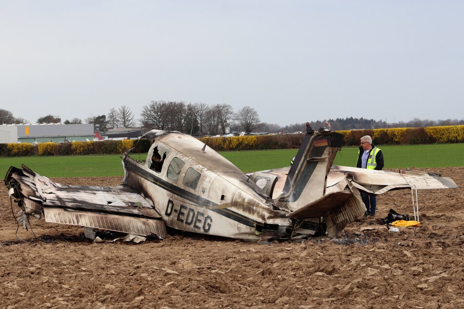 Die Beechcraft Bonanza B36TC stürzte am 22. März 2025 kurz nach ihrem Start ab. Der Pilot (†51) kam ums Leben, seine Tochter (6) rettete sich aus dem brennenden Wrack.