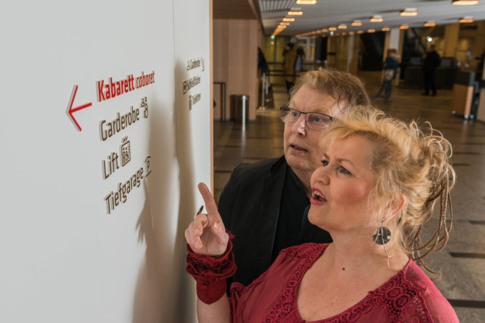 Birgit Schaller (56) und "Keule"-Urgestein Wolfgang Schaller (77) vor den kleinen Schildern.