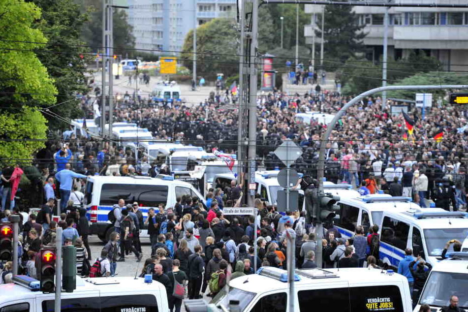 Bei einer Demo am 27.8. in Chemnitz wurde mehrfach der Hitlergruß gezeigt.