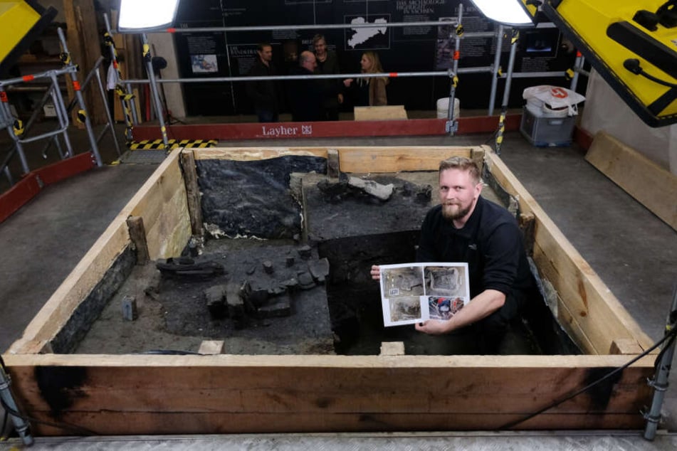 Er grub sich zentimeterweise durch fünf Meter Brunnenerde: Grabungsleiter Frank Schell sitzt im untersten Abschnitt des 7000 Jahre alten Holzbrunnens.
