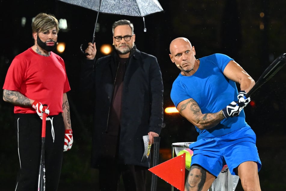 Harald Glööckler (v.l.), Moderator Matthias Opdenhövel (55) schauten dem Ex-Fußballprofi Thorsten Legat (57) zu, wie er am Ende zehn von 14 Spielrunden für sich entschied.