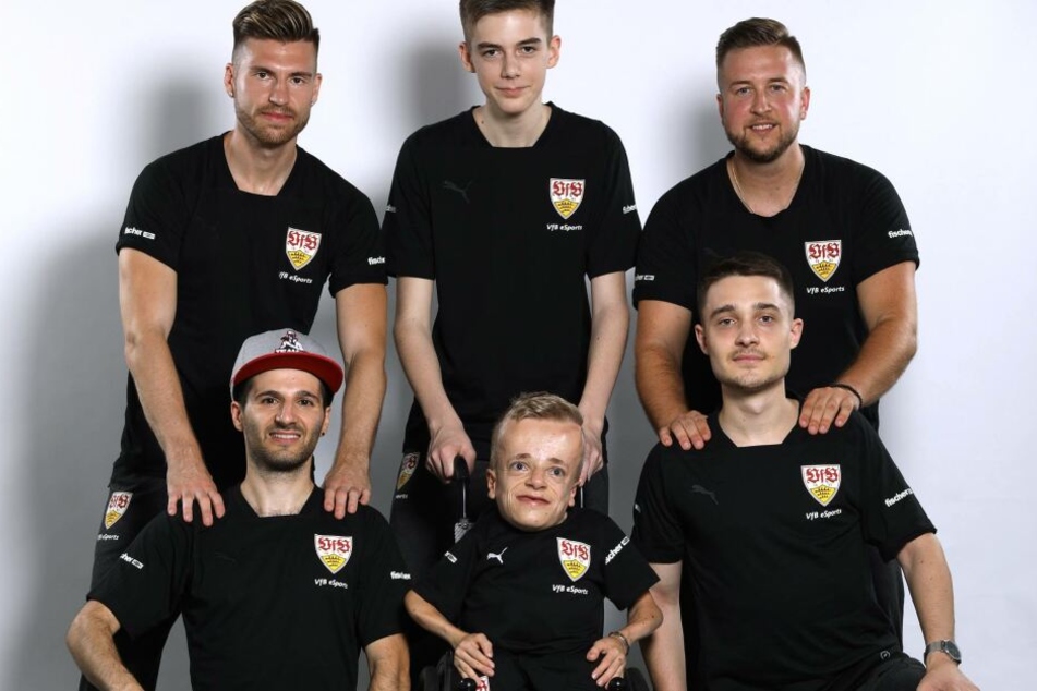 Zum gesamten Kader des VfB eSports gehören außerdem noch die beiden eSports-Talente Lukas Seiler (oben Mitte), Niklas Luginsland (unten Mitte), sowie das bekannte YouTube-Duo "Tisi Schuhbech", bestehend aus Simon Bechtold (oben links) und Timo Schulz (obe