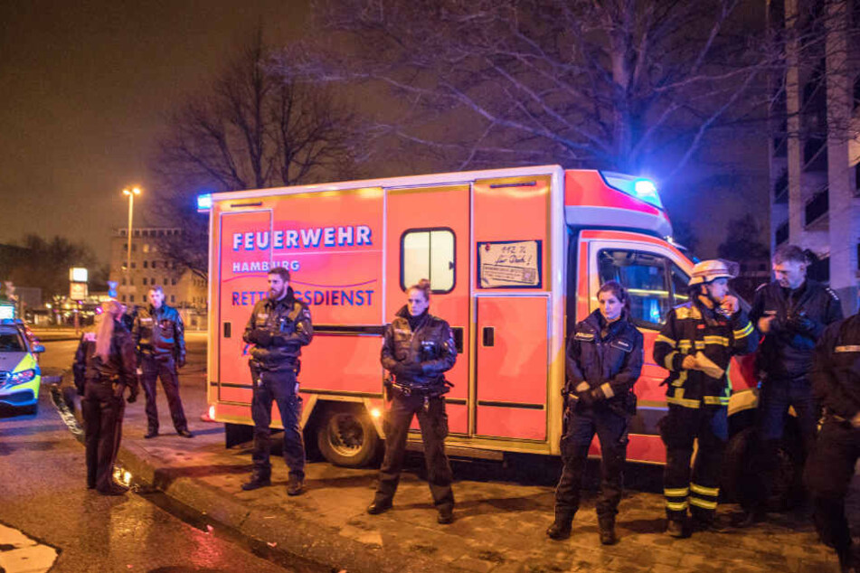 Die Rettungskräfte der Feuerwehr mussten durch die Polizei gesichert werden.